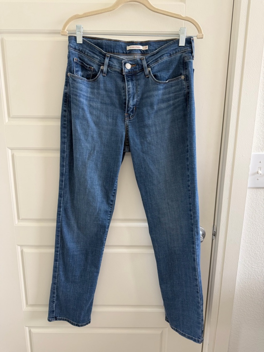 Levi’s Classic Straight Women’s Jeans in Medium Blue